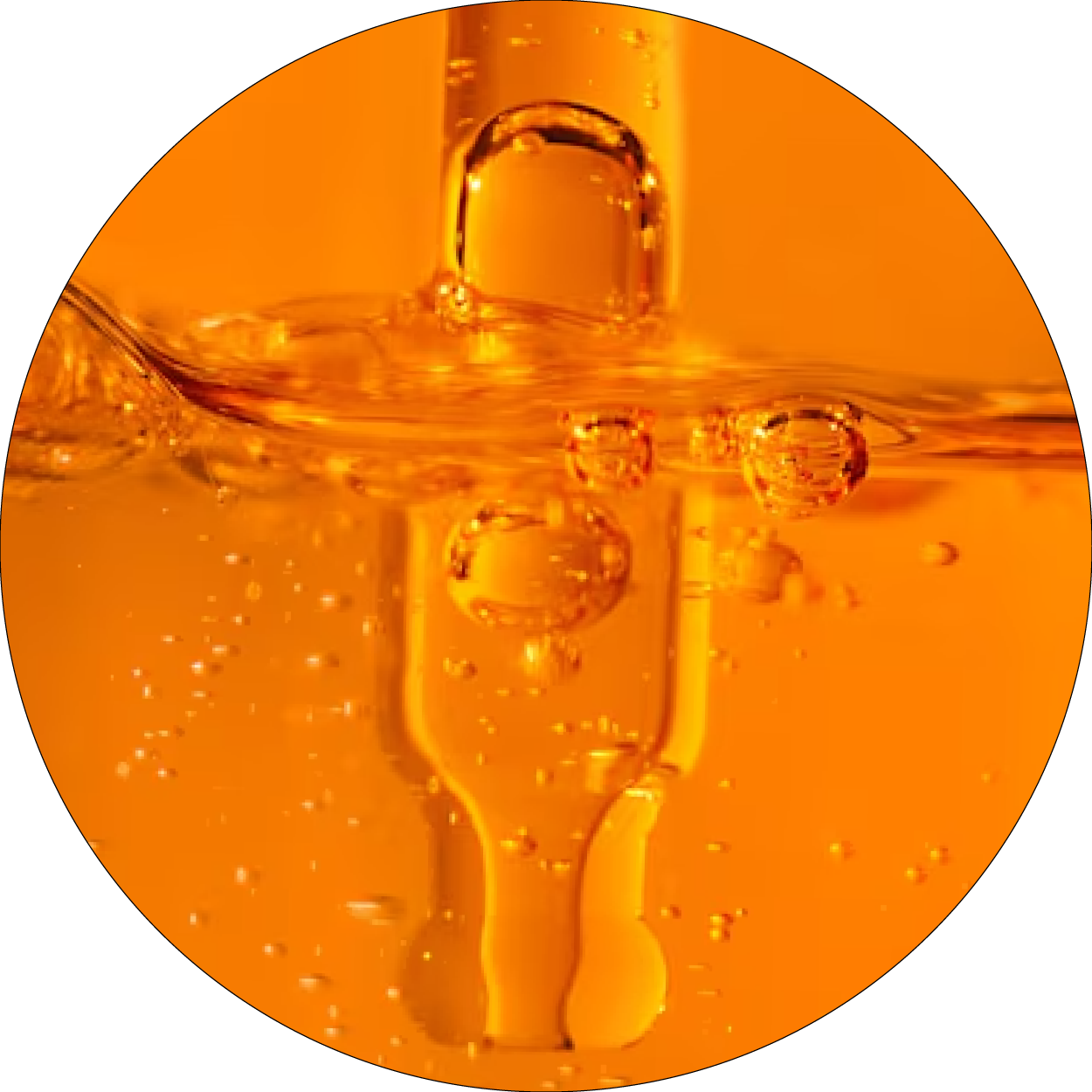 Pipette et texture orange représentant un complexe de vitamines 10 %