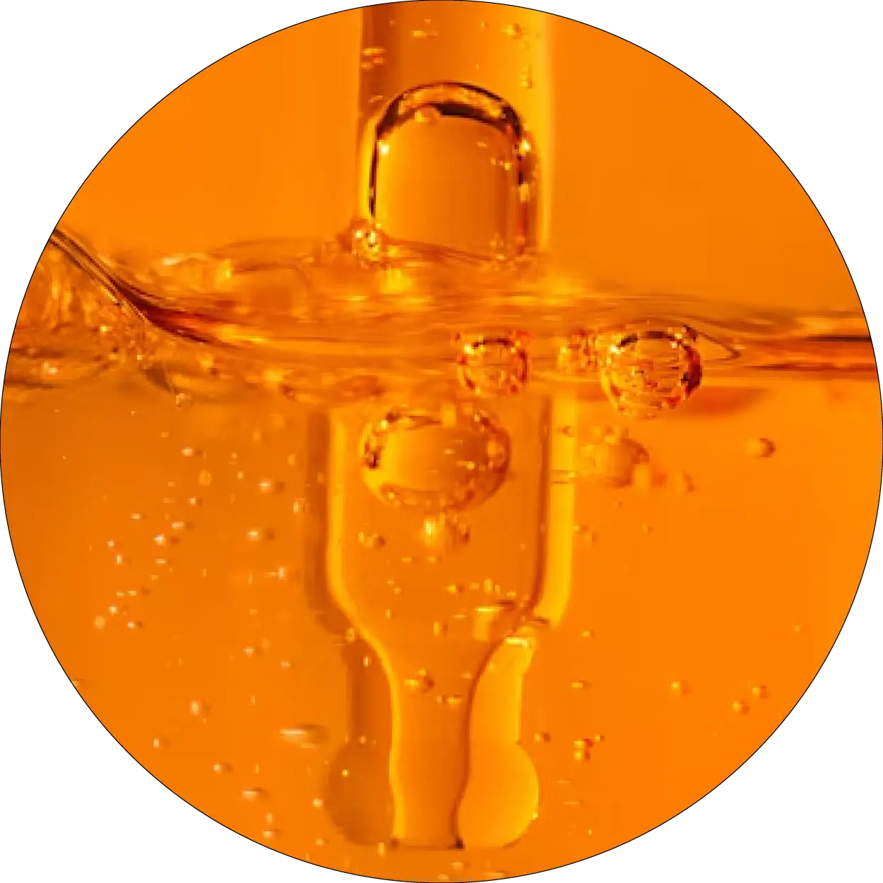 Pipette et texture orange représentant un complexe de vitamines 10 %